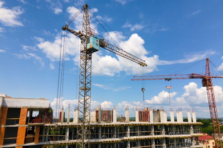 Cómo usar una grúa manual para proyectos de gran tamaño